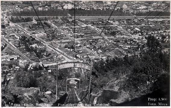 Foto en blanco y negro de un puente en el campo
Descripción generada automáticamente