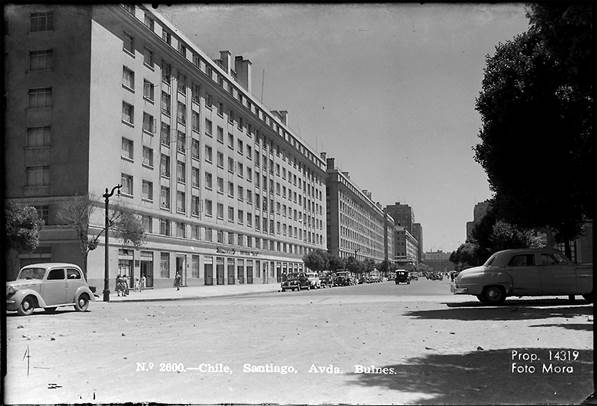Foto en blanco y negro de una calle
Descripción generada automáticamente