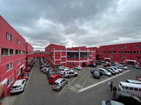 Una carretera cerca de un edificio
Descripción generada automáticamente
