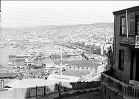 Foto en blanco y negro de una ciudad
Descripción generada automáticamente