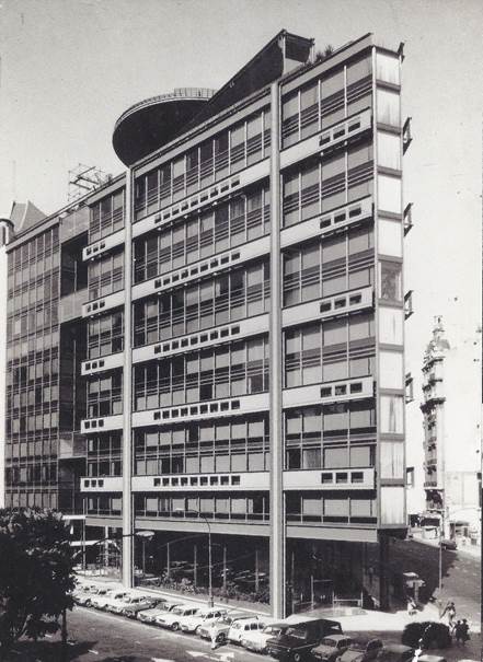 Imagen en blanco y negro de una ciudad

Descripción generada automáticamente