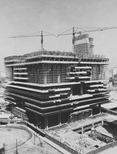Imagen en blanco y negro de un edificio

Descripción generada automáticamente
