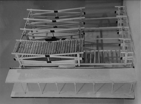 Imagen en blanco y negro de una banca de madera
Descripción generada automáticamente con confianza baja