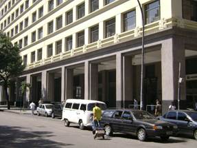 Carro em frente a pr&eacute;dio

O conte&uacute;do gerado por IA pode estar incorreto.