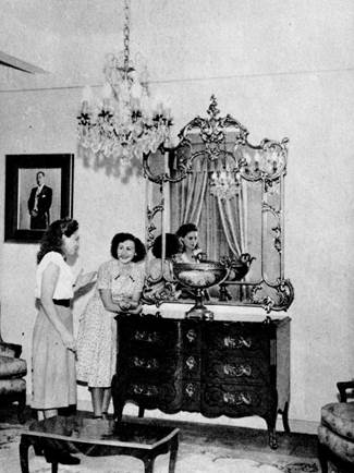Foto en blanco y negro de un grupo de personas con instrumentos musicales
Descripción generada automáticamente con confianza baja
