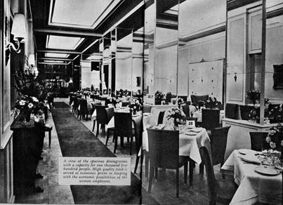 Foto en blanco y negro de un grupo de personas en un restaurante
Descripción generada automáticamente