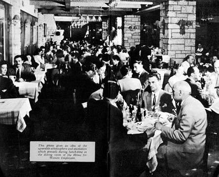 Foto en blanco y negro de una multitud de gente
Descripción generada automáticamente