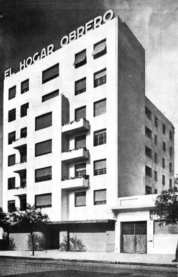Imagen en blanco y negro de un edificio
Descripción generada automáticamente