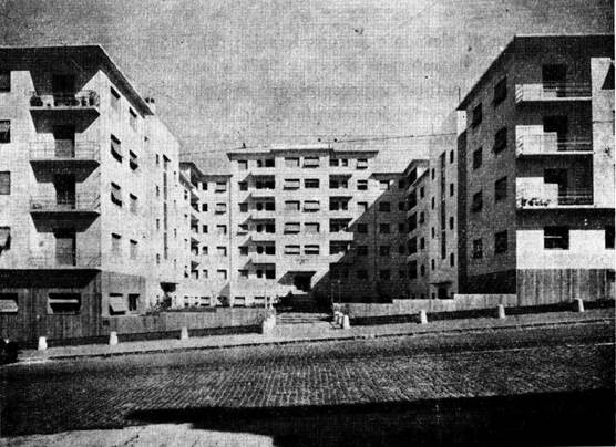 Imagen en blanco y negro de un edificio
Descripción generada automáticamente