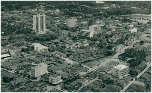 Imagen en blanco y negro de una ciudad

Descripción generada automáticamente