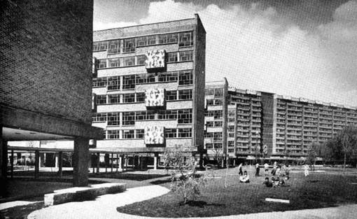 Imagen en blanco y negro de un edificio

Descripción generada automáticamente