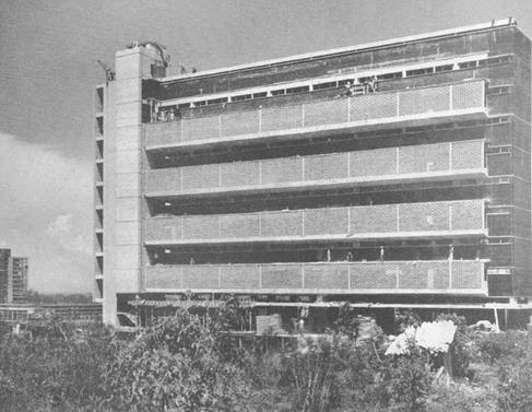 Imagen en blanco y negro de un edificio

Descripción generada automáticamente