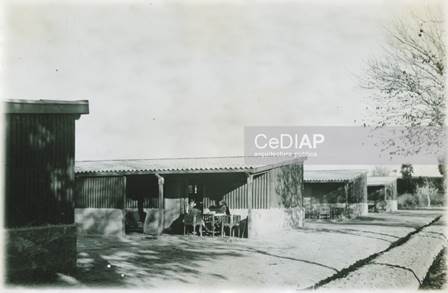 Foto en blanco y negro de un edificio
Descripción generada automáticamente
