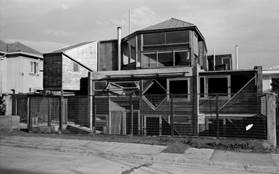 Foto en blanco y negro de una casa
Descripción generada automáticamente
