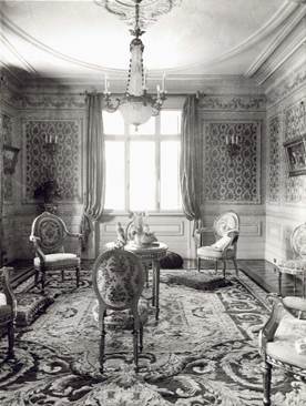 Foto en blanco y negro de un grupo de muebles de madera
Descripción generada automáticamente con confianza baja