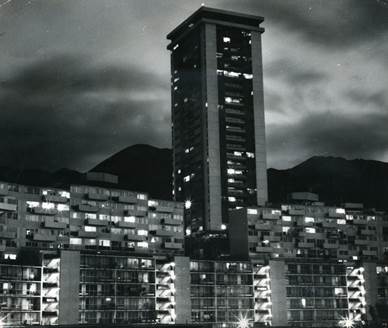 Vista de una ciudad en la noche
Descripción generada automáticamente