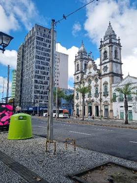 Calle de ciudad con edificios altos

Descripción generada automáticamente