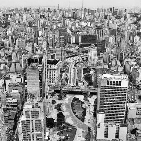 Foto en blanco y negro de una ciudad
Descripción generada automáticamente