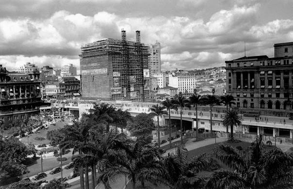 Imagen en blanco y negro de una ciudad
Descripción generada automáticamente