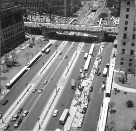 Foto en blanco y negro de una ciudad
Descripción generada automáticamente