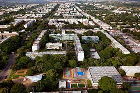 Vista de una ciudad desde lo alto de una montaña
Descripción generada automáticamente