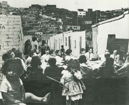 Foto en blanco y negro de un grupo de personas de pie

Descripción generada automáticamente
