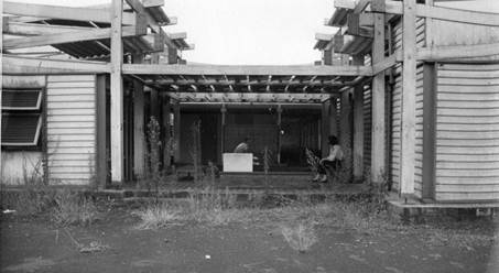 Imagen en blanco y negro de una casa
Descripción generada automáticamente