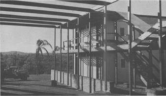 Foto en blanco y negro de un edificio
Descripción generada automáticamente