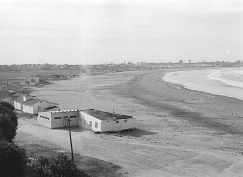 Foto en blanco y negro de una carretera
Descripción generada automáticamente con confianza media