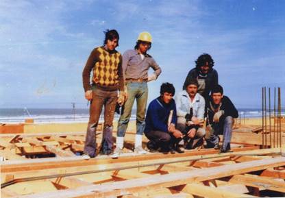 Un grupo de personas en una playa
Descripción generada automáticamente