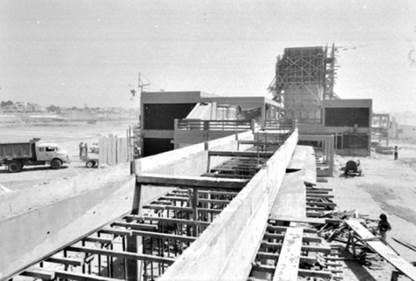 Imagen en blanco y negro de un puente
Descripción generada automáticamente