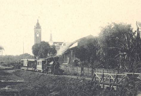 Foto en blanco y negro de un tren en una granja
Descripción generada automáticamente