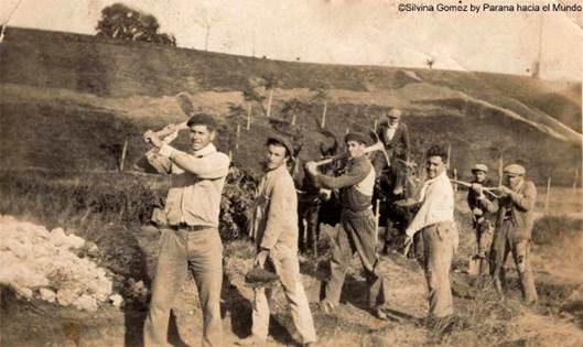 Foto en blanco y negro de un grupo de personas en medio de campo
Descripción generada automáticamente con confianza media