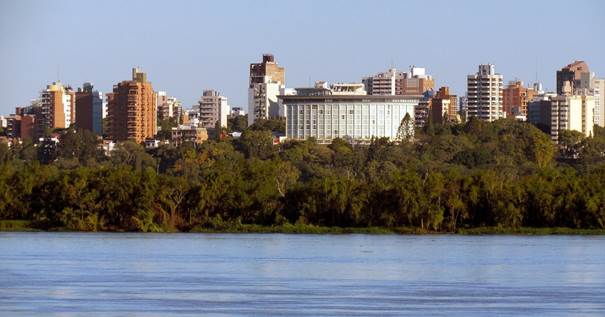Un lago y una ciudad de fondo
Descripción generada automáticamente
